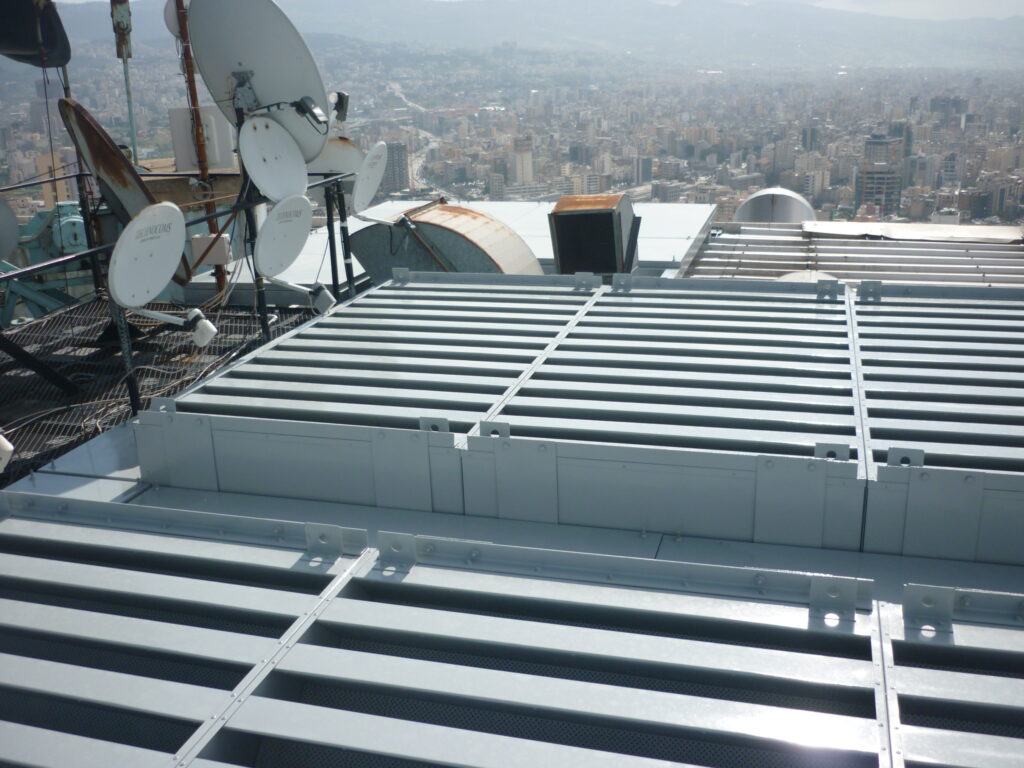 Acoustic louver with flat blades installed on a rooftop